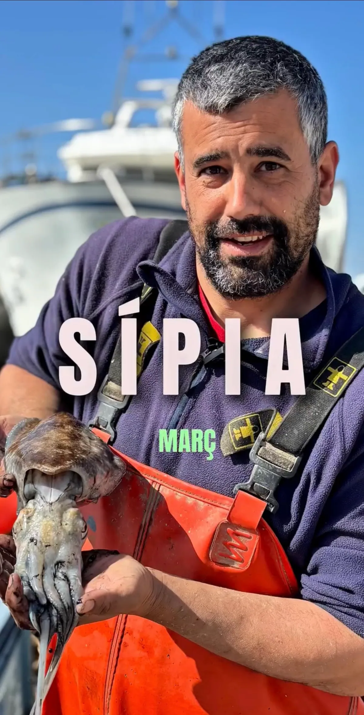 Cartell de la campanya amb un pescador sostenint una sípia i el text «Sípia, març»