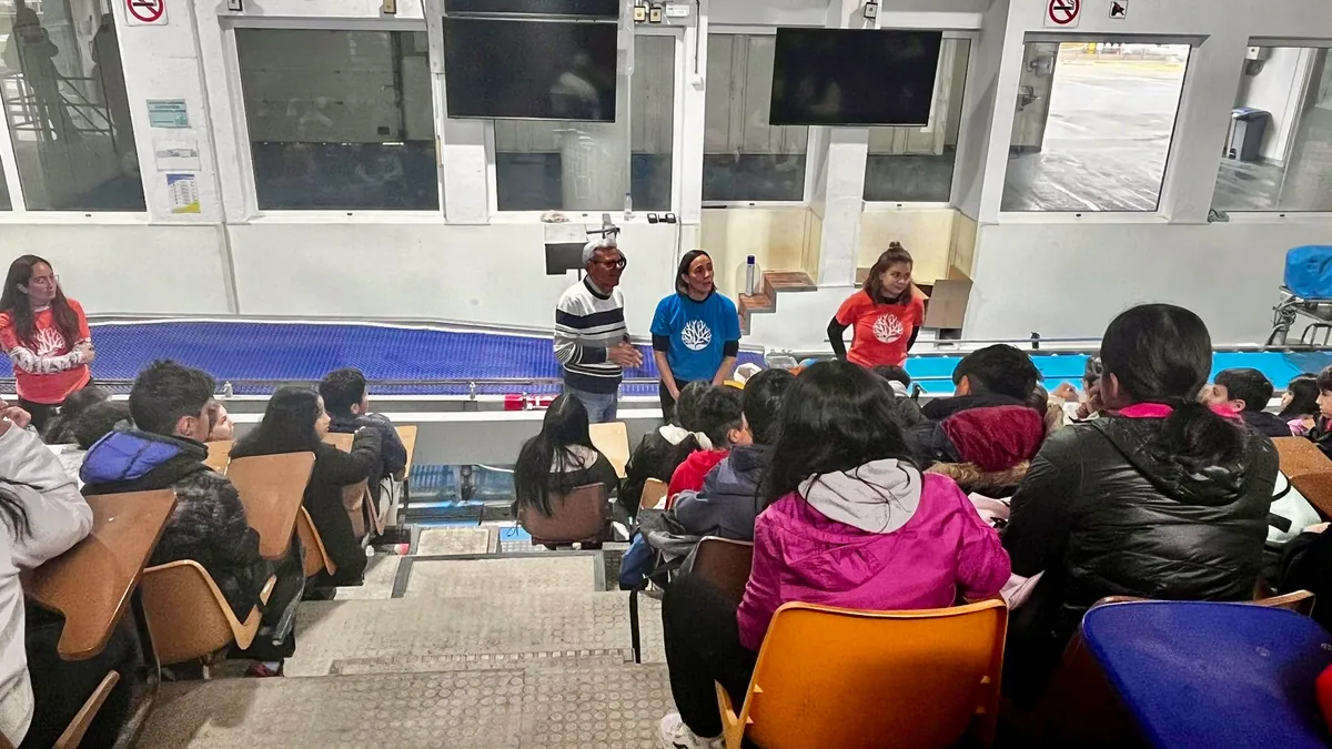 Alumnes asseguts a la llotja de Roses durant la visita del projecte LIFE ECOREST