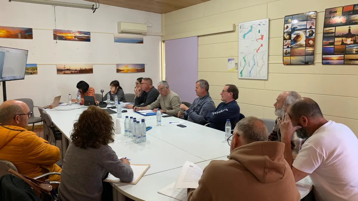 Reunió de pescadors i representants de les confraries de Roses i Cadaqués