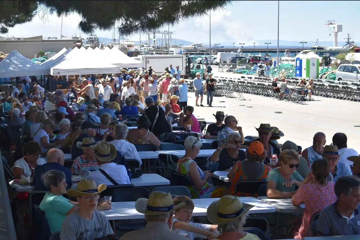 Centenars de persones a les taules muntades al port pesquer per Sant Pere