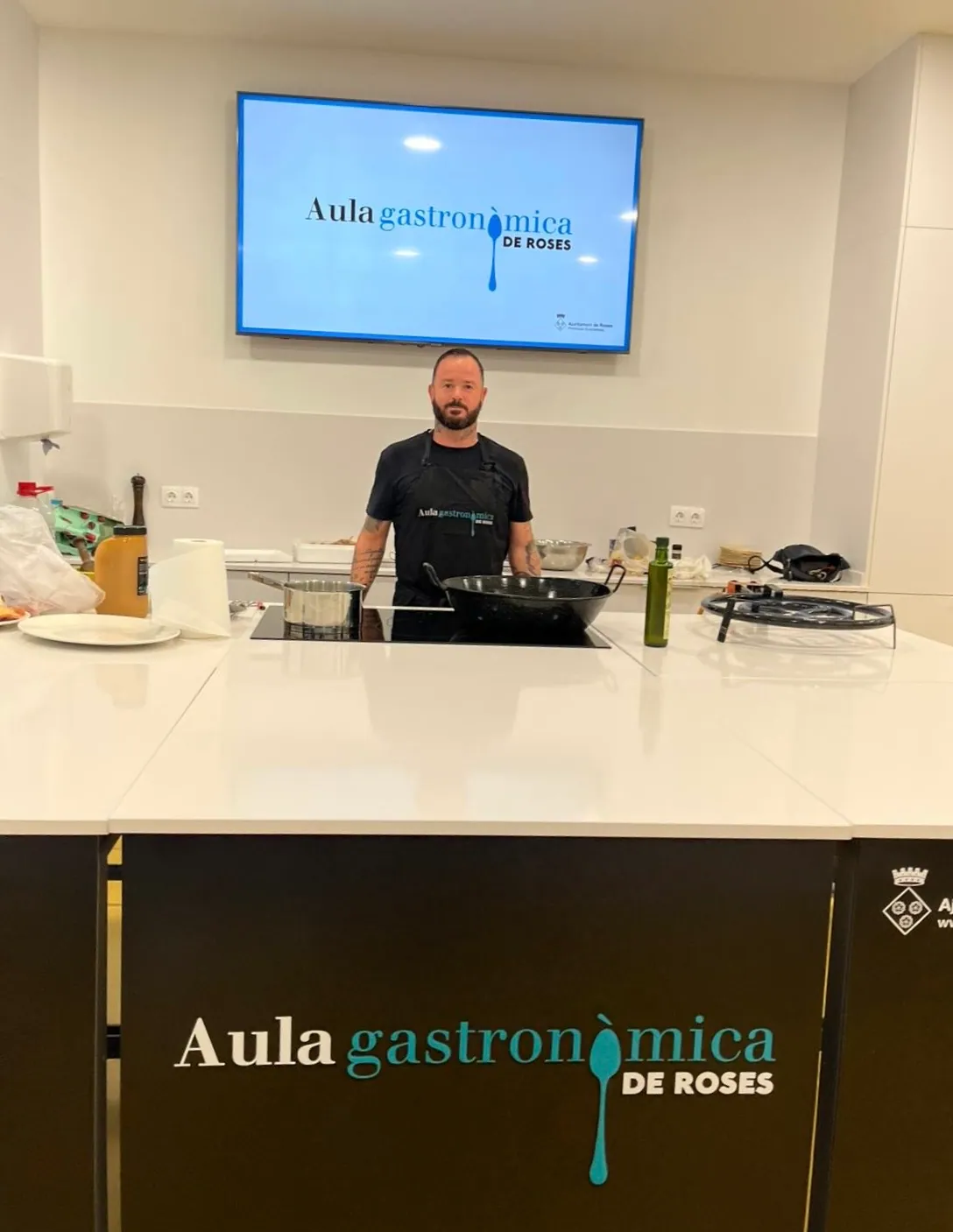El pescador Víctor Olivencia cuinant davant dels assistents a l’Aula Gastronòmica