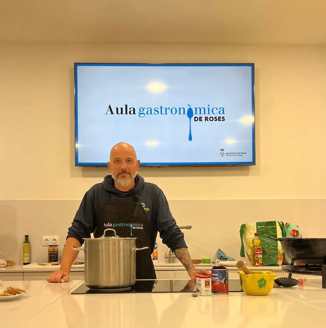 El pescador Quim Coll cuinant suquet de moixina a l’Aula Gastronòmica de Roses