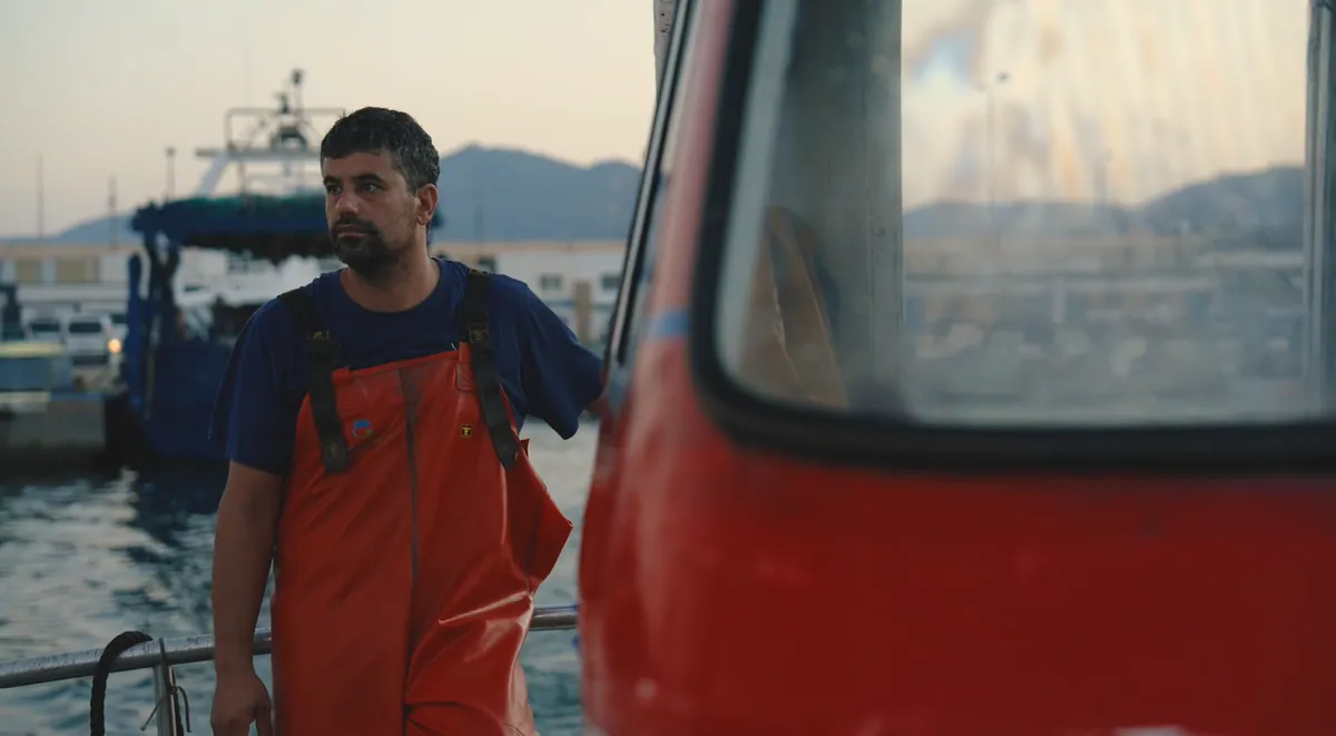 Fotograma del vídeo promocional: un pescador de Roses a bord