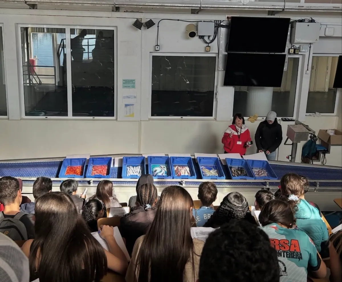 Grup d’alumnes escoltant un pescador a la llotja de Roses